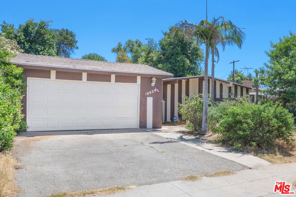 Photo of 19920 Gresham Street, Northridge, CA 91324 (MLS # 25597899)