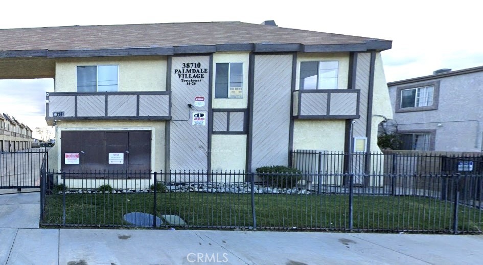 Welcome to this beautifully updated 3-bedroom, 3-bathroom condo located in a secure, gated community! Step inside to discover brand new flooring throughout and a spacious, open layout perfect for both relaxing and entertaining. The well-appointed kitchen comes complete with a refrigerator, and the convenience continues with an in-unit washer and dryer included.
Enjoy the ease of a direct-access 2-car garage and the peace of mind provided by HOA-covered security, grounds maintenance, and trash service. The community features a sparkling pool, ideal for cooling off on warm days, and is perfectly situated near freeway access for easy commuting.
Don't miss this move-in-ready home offering comfort, style, and convenience all in one!