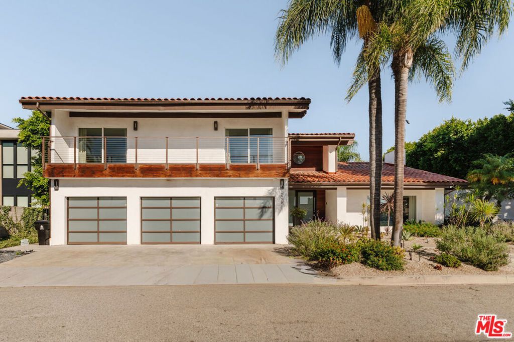 Photo of 2028 Stradella Road, Los Angeles, CA 90077 (MLS # 25598765)