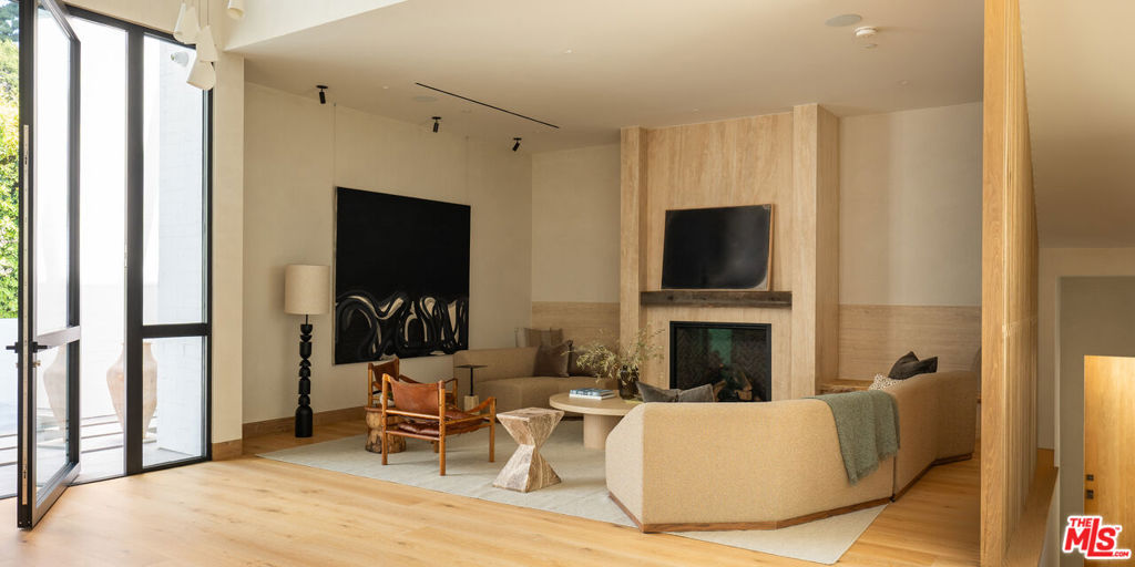 Properties 4 1307 N Doheny Drive