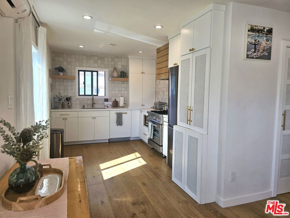 Available August 1st, 2025. Welcome home to this thoughtfully and beautifully designed furnished or unfurnisherd, upstairs two bedroom unit in Venice Beach. This lovely and bright unit has been recently updated with luxury finishes including hardwood wide-plank flooring, recessed lighting, in-unit washer/dryer, dishwasher and professional Z-line gas stove and hood. With plenty of windows throughout, the light and ocean breeze fill the space. Recently updated bathroom features a rain shower head with handheld body spray and marble tiles. Built-out closets allow for plenty of storage. The unit comes with one parking space and guest parking on premises. Live the beach lifestyle in this beautifully appointed property. The property is in close proximity to Dudley's Market, Rose Ave, Brooks, Main Street, and Abbott Kinney. Enjoy the bike path, sand and ocean at this beachside unit. A must see in person.