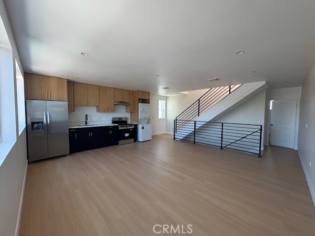 Brand-new five-bedroom, four-bath apartment in the heart of Los Angeles. Features high-end finishes, modern kitchen with stainless steel appliances, washer/dryer, air conditioning and an open floor plan, with plenty of natural light. Close to dining, shopping, and entertainment.