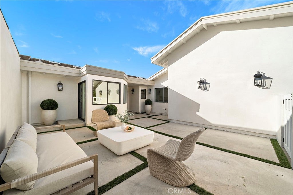 Photo of 4 Skysail Dr, Newport Beach, CA 92625 (MLS # OC26223230)
