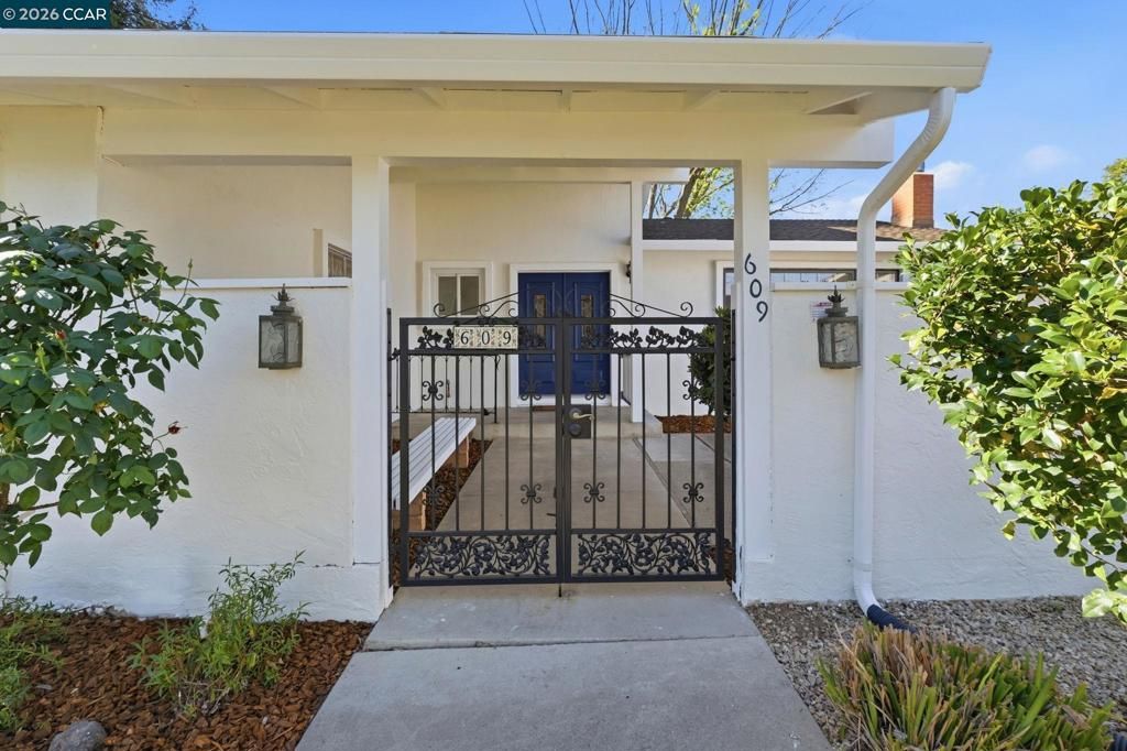 Photo of 609 Teak Ct, Walnut Creek, CA 94598 (MLS # 41128306)