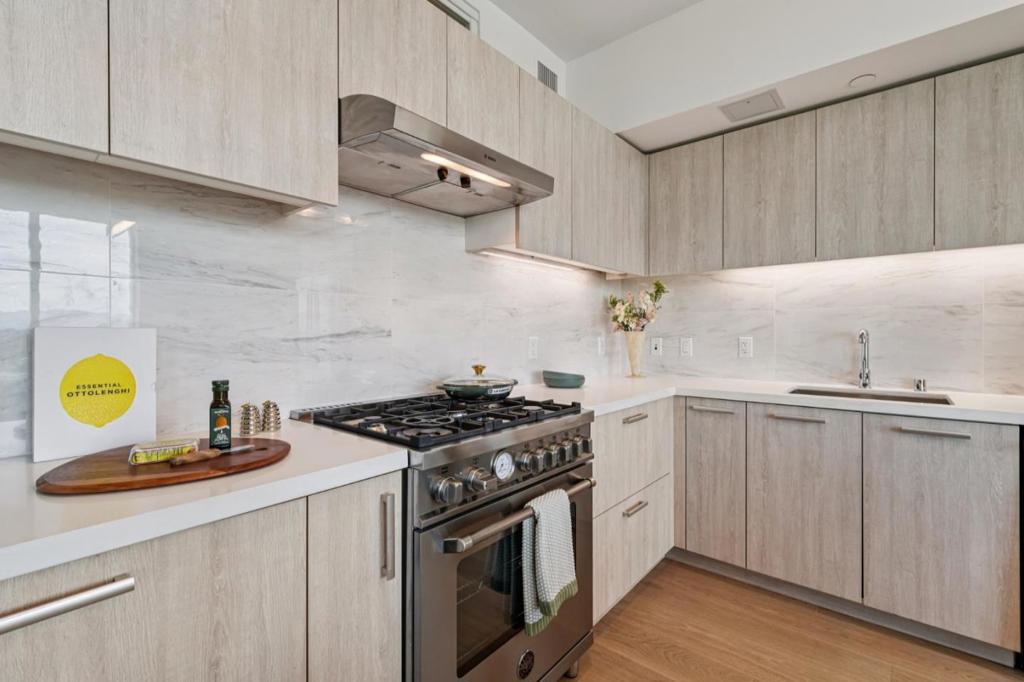 188 W Saint James Street 10409