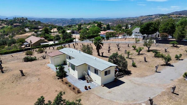 1843 CANYON HEIGHTS RD, FALLBROOK, CA 92028 - Image d39e889e8dab31d78fb03f0dc0ab5f9f/2255490410