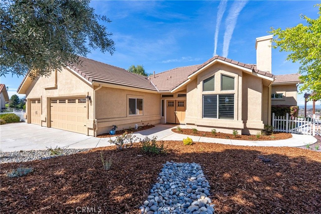 Photo of 2039 Promontory Pl, Paso Robles, CA 93446 (MLS # NS26044878)