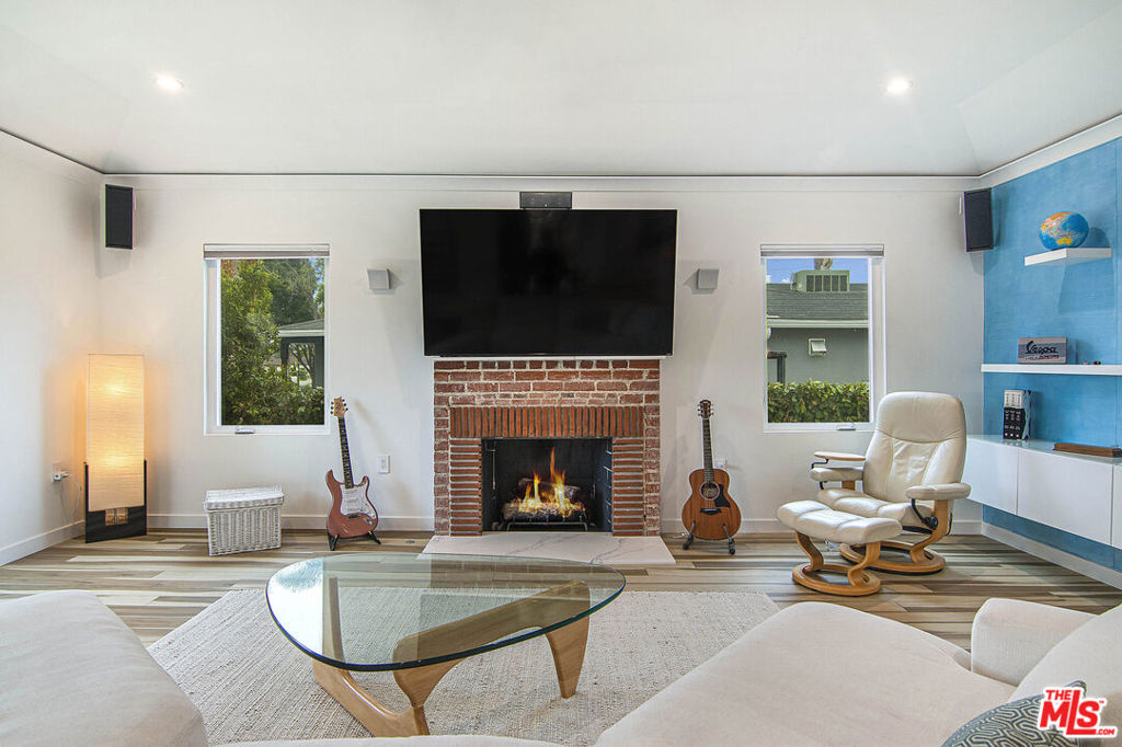 441 W Ellis Avenue