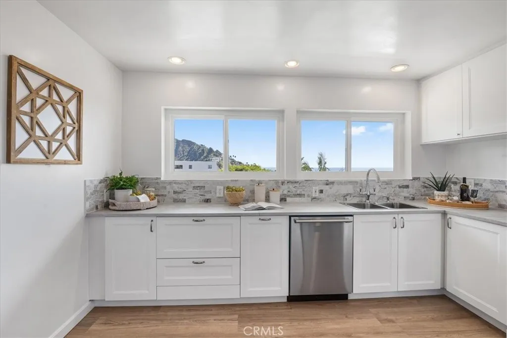 Laguna Beach, California 92651, United States, 3 Bedrooms Bedrooms, ,2 BathroomsBathrooms,Residential,Active,251584