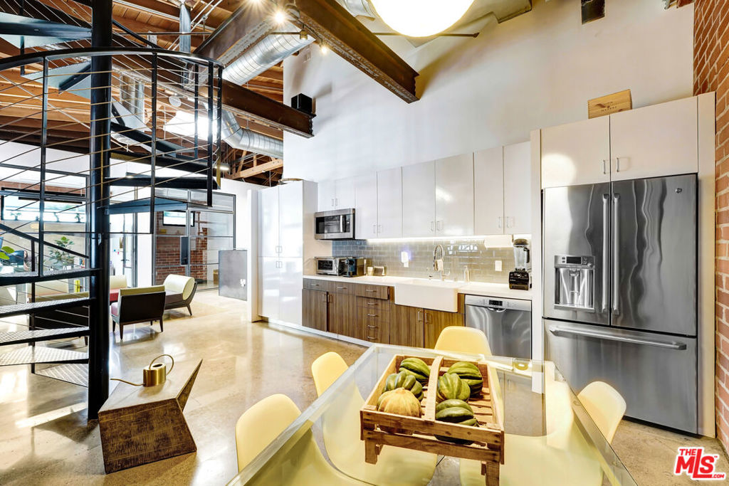 6122 Washington Boulevard