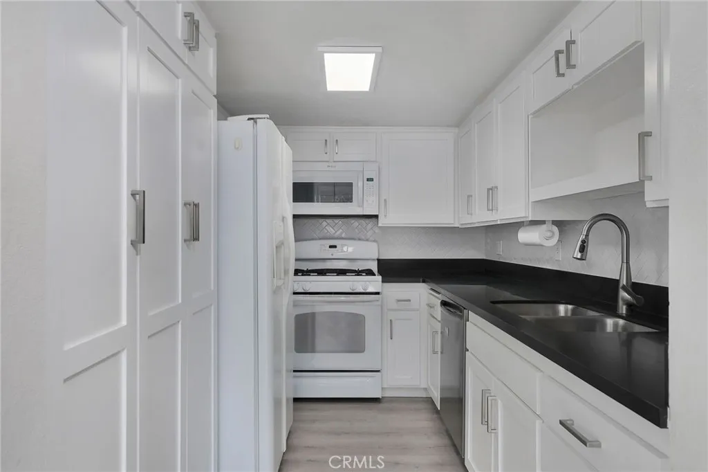 Studio City, California 91604, United States, 2 Bedrooms Bedrooms, ,3 BathroomsBathrooms,Residential,Active,172331