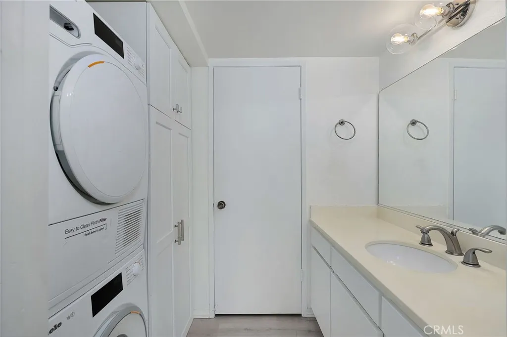 Studio City, California 91604, United States, 2 Bedrooms Bedrooms, ,3 BathroomsBathrooms,Residential,Active,172331