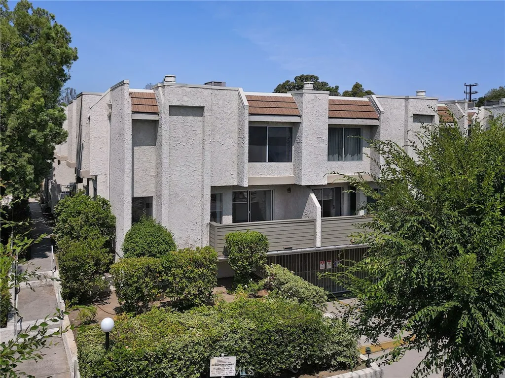 Studio City, California 91604, United States, 2 Bedrooms Bedrooms, ,3 BathroomsBathrooms,Residential,Active,172331