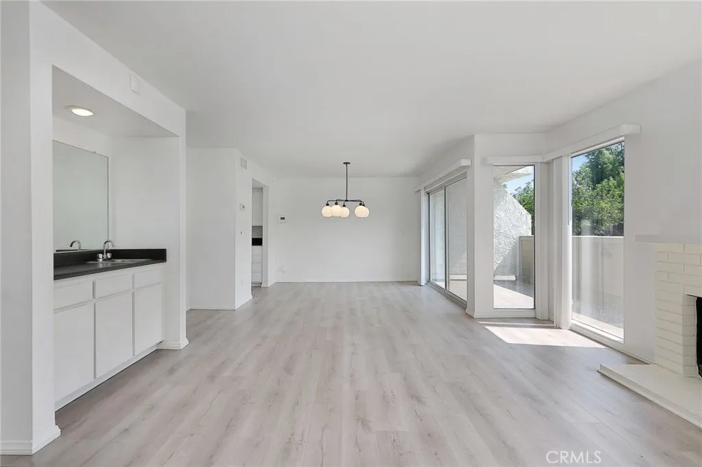 Studio City, California 91604, United States, 2 Bedrooms Bedrooms, ,3 BathroomsBathrooms,Residential,Active,172331