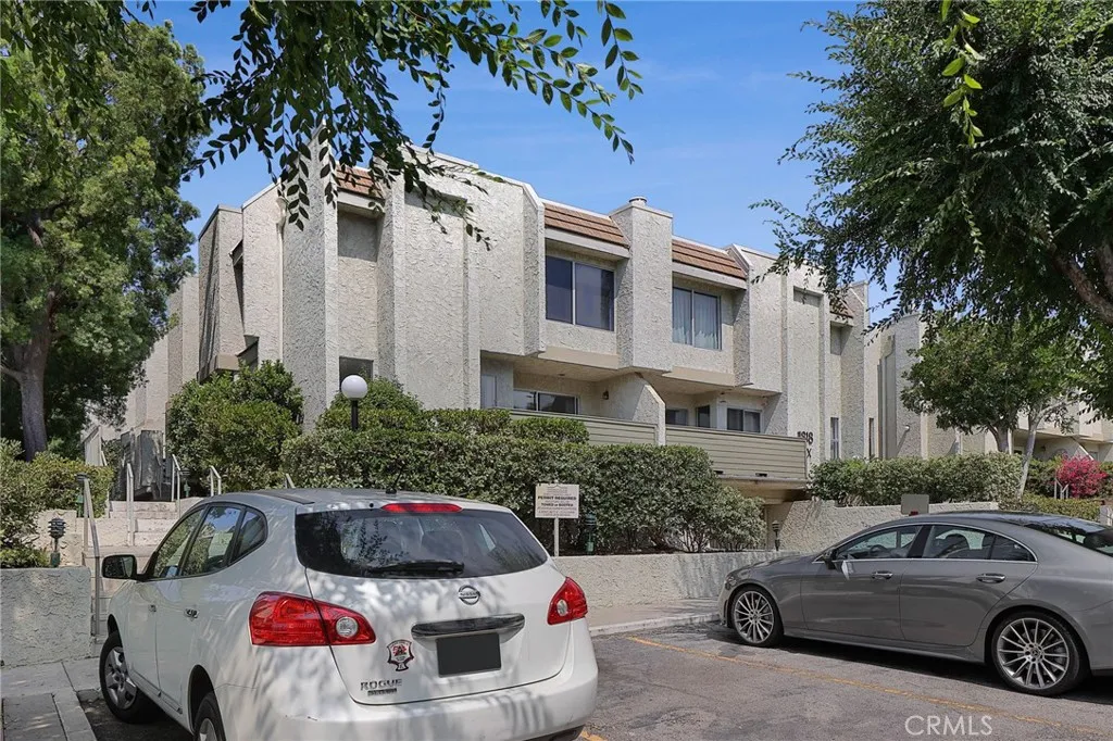 Studio City, California 91604, United States, 2 Bedrooms Bedrooms, ,3 BathroomsBathrooms,Residential,Active,172331