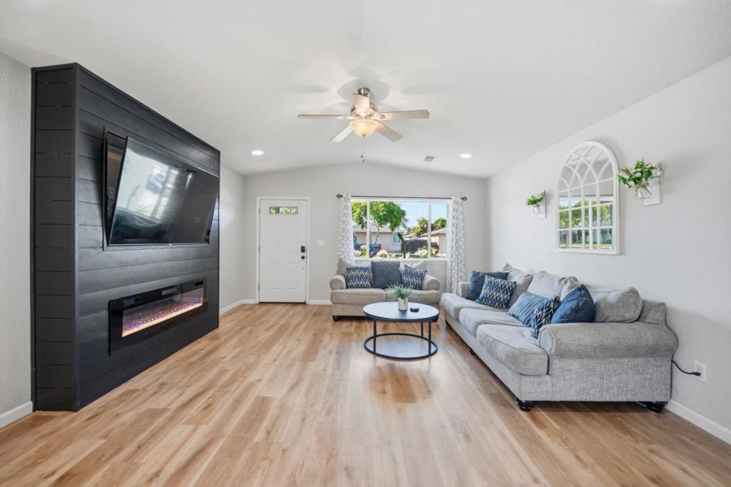 690 El Cerrito Way