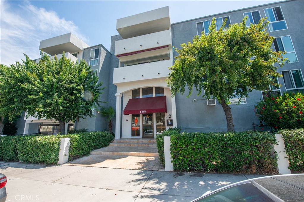 Welcome to the premier Luxury complex located in the heart of Encino. This beautiful unit features an open floor plan, formal dining area, kitchen breakfast bar, and a huge living room with your own balcony. You’ll also enjoy your nice size master suite with a brand new ceiling fan, 2 closets and a full bathroom. This charming unit is freshly painted and ready to move-in. In addition, it is located a few steps from the community elevator and a laundry room. It couldn’t be more convenient. The community offers you a large pool, gym, recreation room with a pool table for you and your guest’s entertainment. And there’s even more . . . your building is adjacent to shops, transportation and easy access to the 101 freeway.