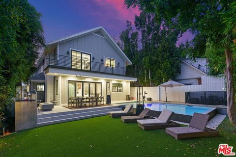 Photo of 1738 Nichols Canyon Road, Los Angeles, CA 90046 (MLS # 25611309) Photo of 1738 Nichols Canyon Road, Los Angeles, CA 90046 (MLS # 25611309)