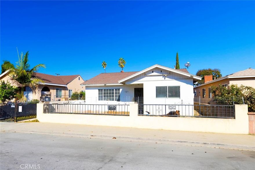Fantastic investment opportunity in the heart of Long Beach! This charming duplex features two separate units — the front unit offers 2 bedrooms and 1 bathroom, and the rear unit includes 1 bedroom and 1 bathroom with updated laminate flooring. Both units have been well-maintained and offer excellent rental potential, making this a perfect property for an owner-user or investor seeking strong income.
Located in a desirable Long Beach neighborhood, this property is conveniently close to Downtown Long Beach, Shoreline Village, The Pike Outlets, Aquarium of the Pacific, CSU Long Beach, and just minutes from beaches, shopping, dining, and major freeways. Whether you’re looking to live in one unit and rent the other, or rent both for a steady income, this is an opportunity you won’t want to miss!