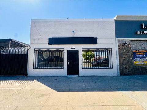 Photo of 525 E 19th ST, Bakersfield, CA 93305 (MLS # SR26202857)