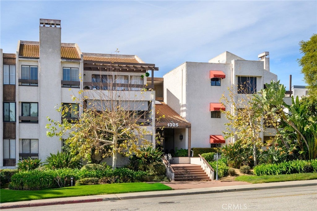 Photo of 1325 Valley View Road #105, Glendale, CA 91202 (MLS # GD26216231)