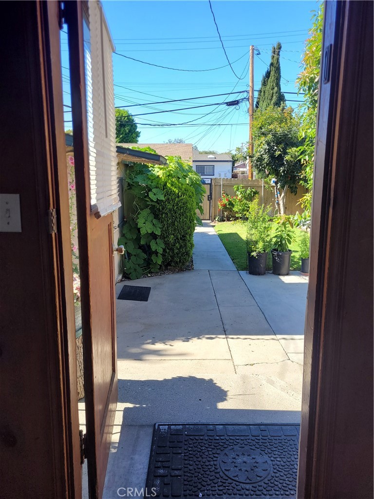 319 E Commonwealth
