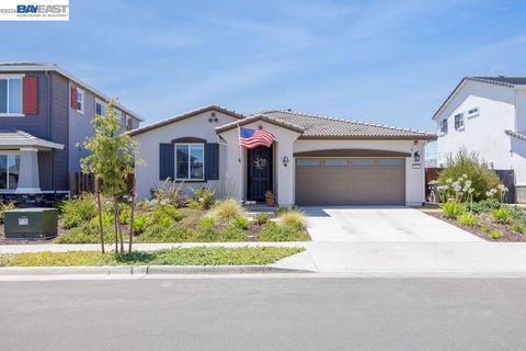Photo of 1012 Ramos Drive Dr, Winters, CA 95694 (MLS # 41141789)