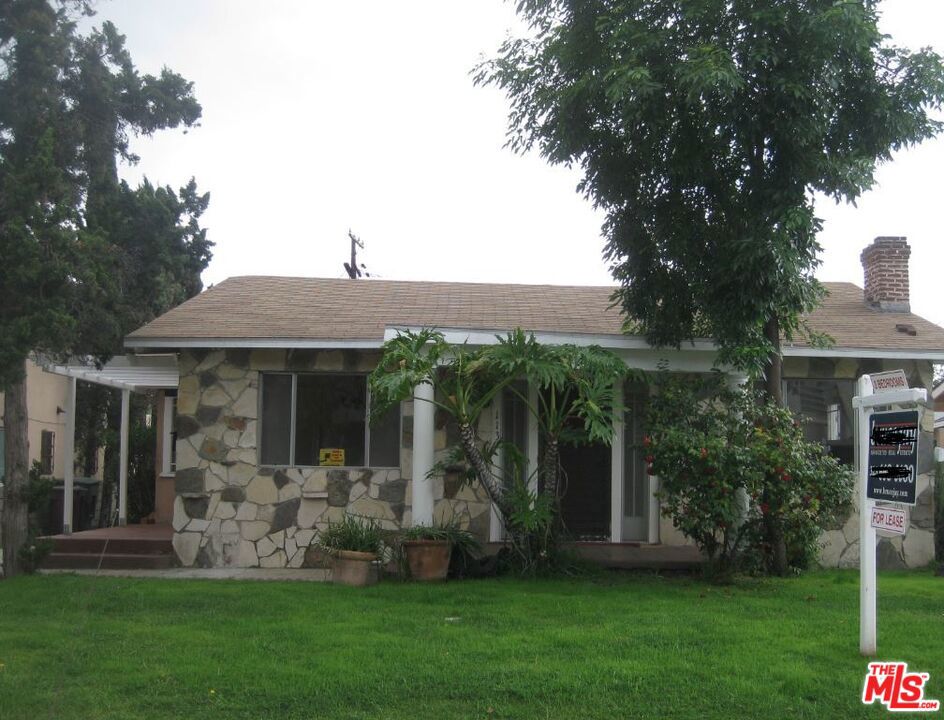 AMAZING Cozy Home in the Heart of Glendale! You are moments away from Shopping, Fine and Casual Dining, the Mall, Public Transit, an amazing School District, and so much more! Located on the highly sought after Orange Grove Ave, this location is idyllic if you want to enjoy the best that Glendale has to offer! With ample driveway parking and private patio area, this home is spacious enough for most Families. With original Hardwood flooring and hand-laid tiling throughout the home, you will be the envy of your Friends! Come see this RARE gem before it's too late! This will lease quick!