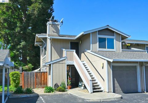 Photo of 28325 Winn Ct Ct #1, Hayward, CA 94544 (MLS # 41131446)