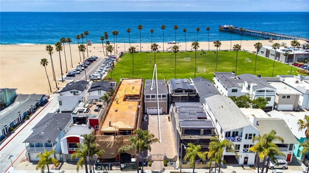 Photo of 920 E Oceanfront, Newport Beach, CA 92661 (MLS # NP26114901)