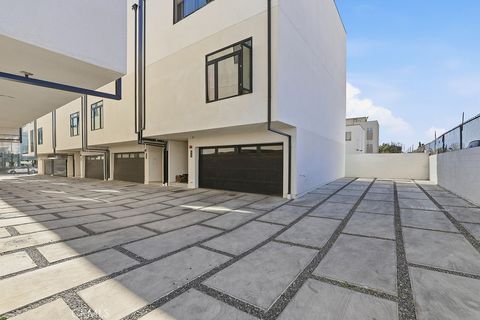 Photo of 6511 N Contour Lane, North Hollywood, CA 91606 (MLS # SR26047085)