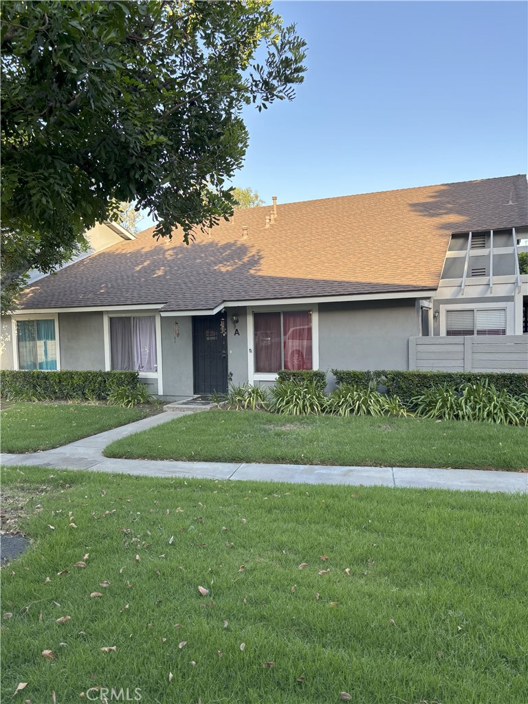 Move-In Ready Townhome!
Featuring granite countertops, crown molding, and an indoor laundry room. Kitchen boasts a newer stove, microwave, and dishwasher. Enjoy the convenience of a 1-car attached garage with direct access. Stylish, functional, and ready to call home!