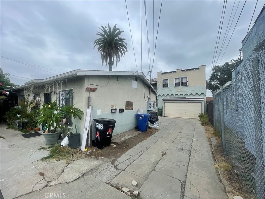 Ideal location near USC Campus less than 1 mile, making this fourplex a desirable investment, two buildings, front is a 1 bedroom duplex, rear has a building with a 2 + Den unit, and downstairs a 1 bedroom + 2 car garage, plenty of parking. Property well kept 

This area has been of high desirability to its proximity to USC campus.