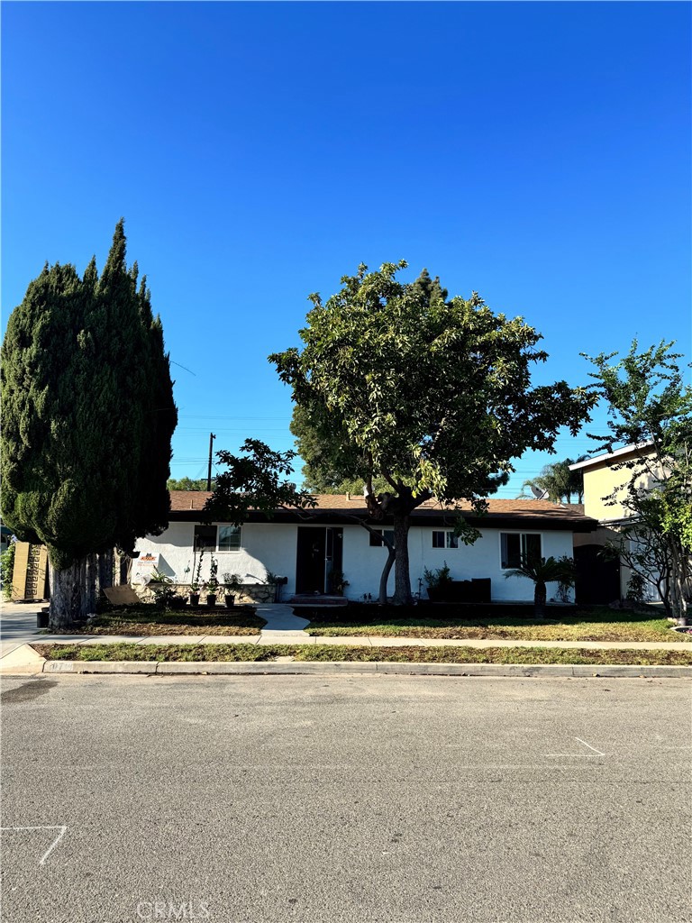 LOCATION!! LOCATION!!WELCOME TO THIS NEWLY REMOLEDED 4-BEDROOM 3-BATHROOM THIS PROPERTY IS LOCATED TWO BLOCKS FROM DISNEYLAND.THIS HOME ALSO INCLUDES A 2 CAR DETACHED GARAGE.EXTENDED DRIVEWAY PARKING,