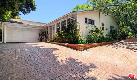 Photo of 2363 Coldwater Canyon Drive, Beverly Hills, CA 90210 (MLS # 26642957)