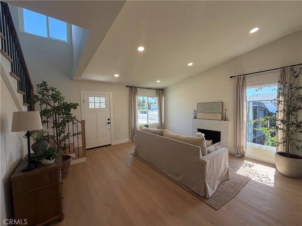 9281 Comstock