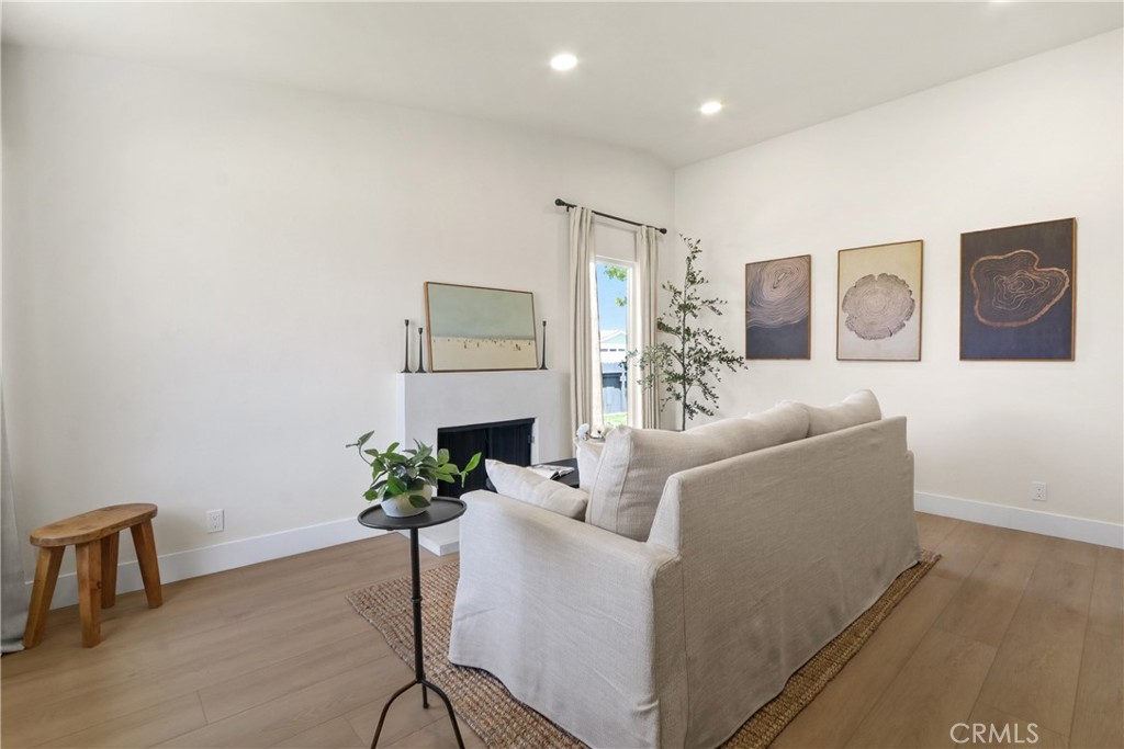 9281 Comstock