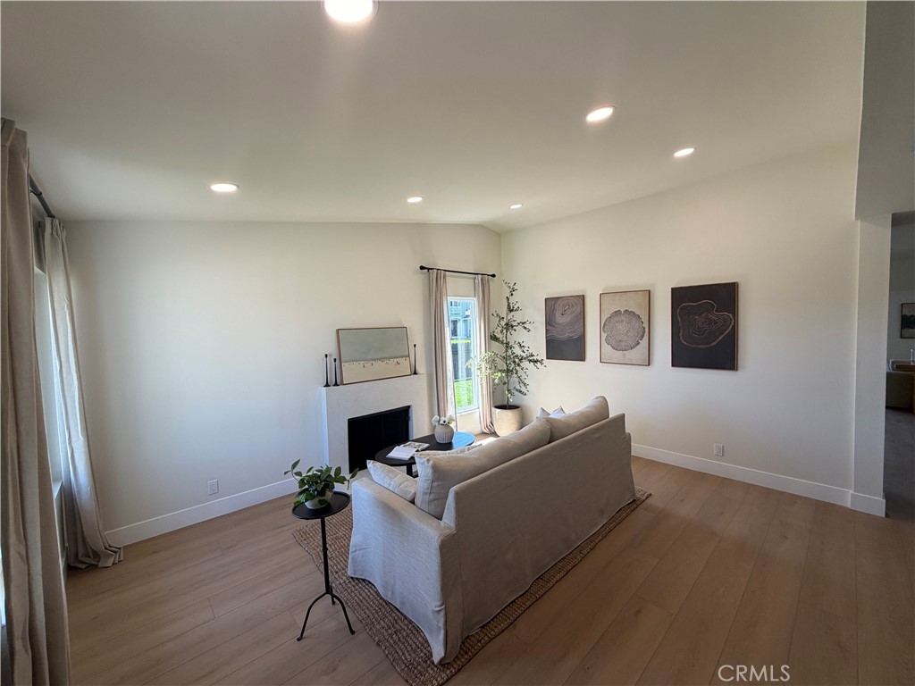 9281 Comstock