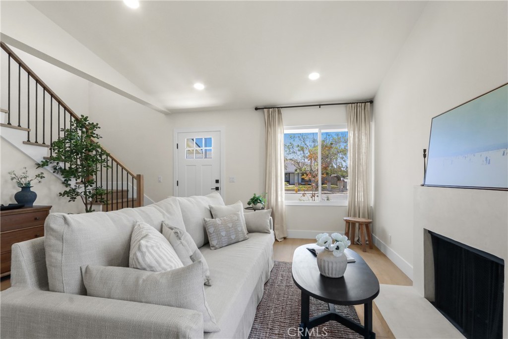 9281 Comstock