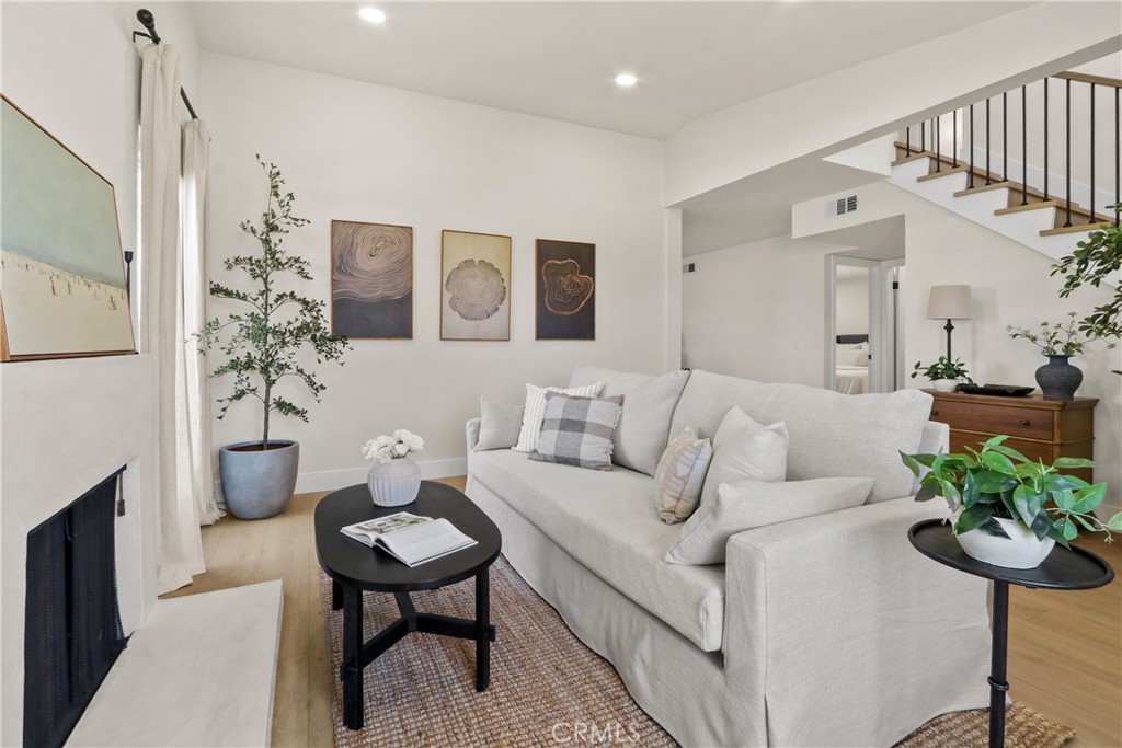 9281 Comstock