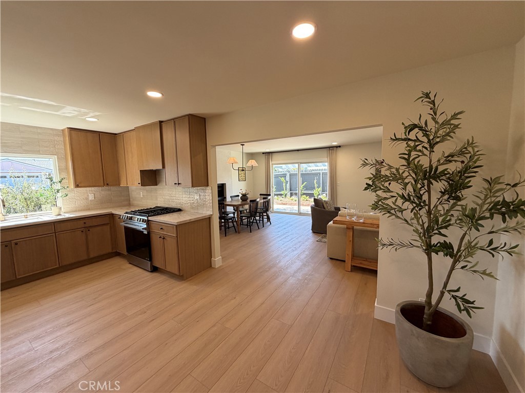 9281 Comstock