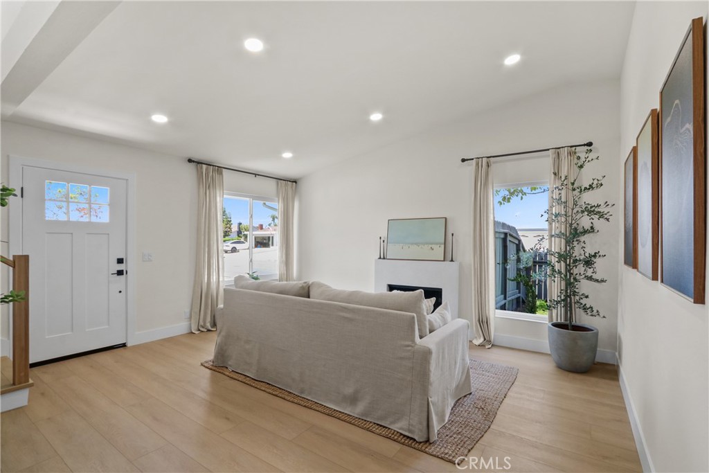 9281 Comstock