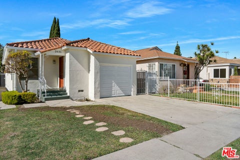 Photo of 2631 Thurman Avenue, Los Angeles, CA 90016 (MLS # 26860133)