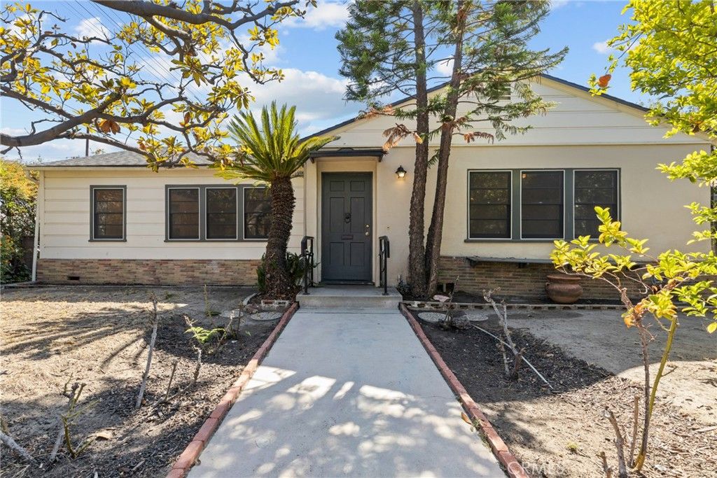 Photo of 12500 Martha St, Valley Village, CA 91607 (MLS # SR25252413)