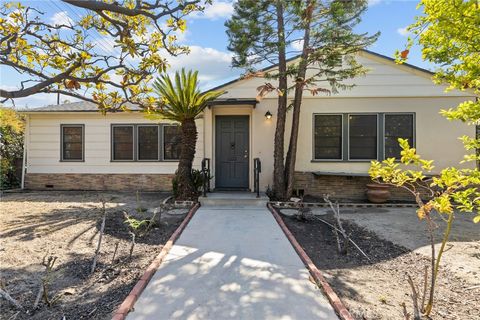 Photo of 12500 Martha St, Valley Village, CA 91607 (MLS # SR25252413)