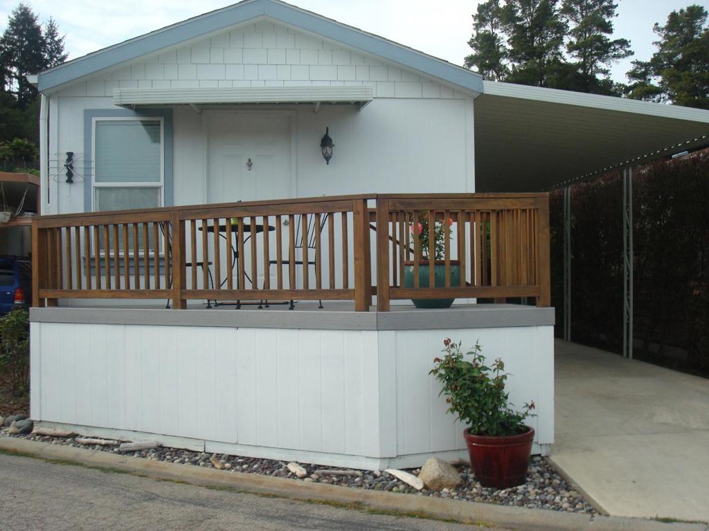 This one bedroom and one bath is a spacious.sunny,relaxing home with lots of windows + vaulted ceilings.The back deck overlooks beautiful hillsides and fig orchard. It feels like you're out in the country, yet just minutes from Capitola, Highway one and the beautiful beaches in Santa Cruz. and downtown Soquel with restaurants and antique shopping. . Come see for your self the special setting this home has .