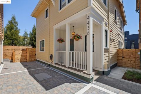 Photo of 4438 Howe St, Oakland, CA 94611 (MLS # 41119997)