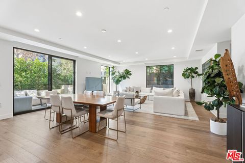 Photo of 725 N Croft Avenue #103, Los Angeles, CA 90069 (MLS # 26861059)