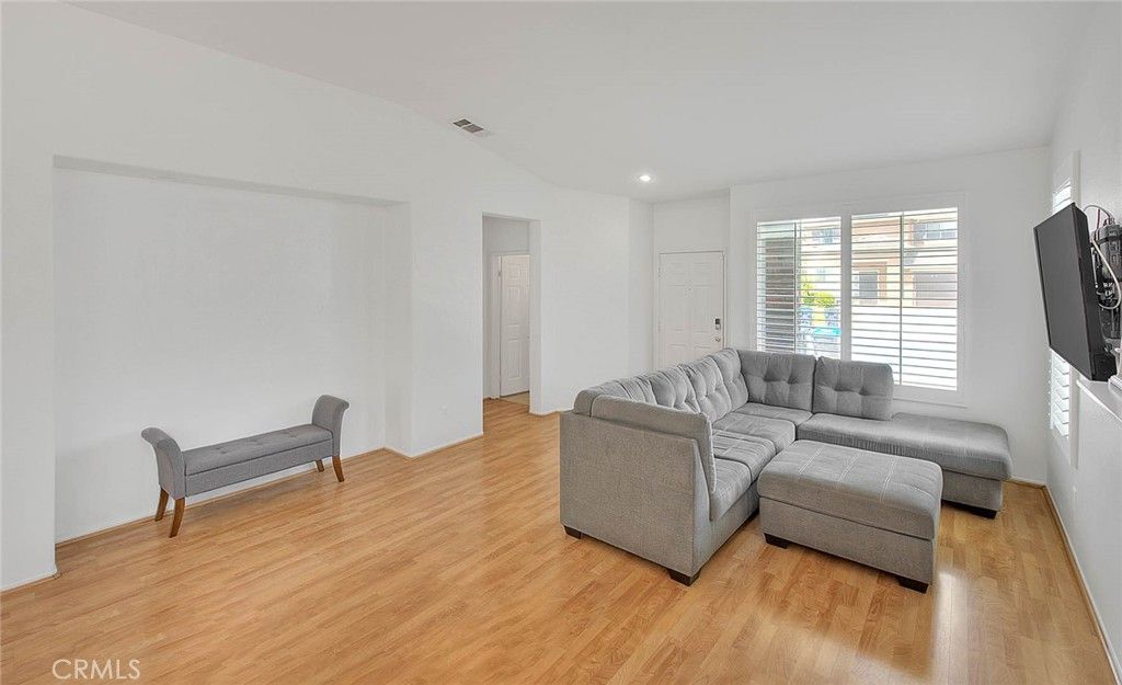 listing image 130720301988827438337