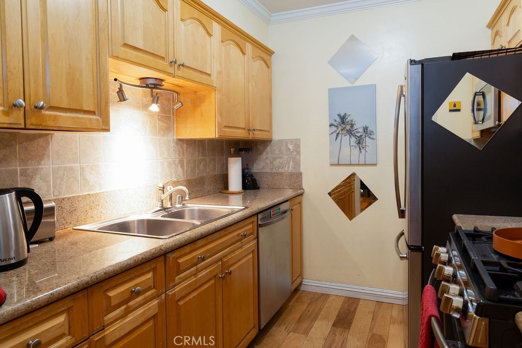 Photo of 15344 Weddington Street #104, Sherman Oaks, CA 91411 (MLS # SR26183067)